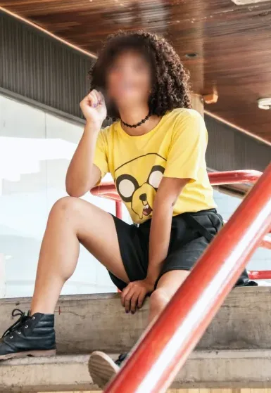 Larissa, 28