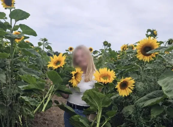 Lilly, 32