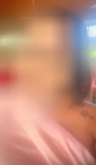 Manuela, 33